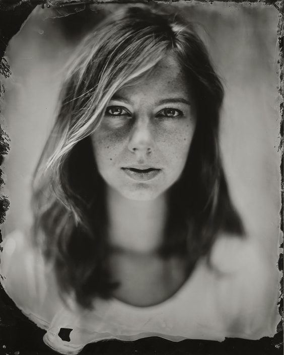 'Carlin' 18x24 cm Tintype portret buiten met daglicht gemaakt met het wetplate collodium procedé